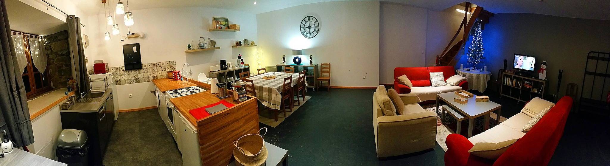 Landhaus 'L'Ostalou' mit Bergblick und gemeinsamer Terrasse in Laurie, Region Saint-Flour