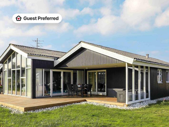 Ferieudlejning for 12 personer, med pool og terrasse, husdyr tilladt i Ringkøbing