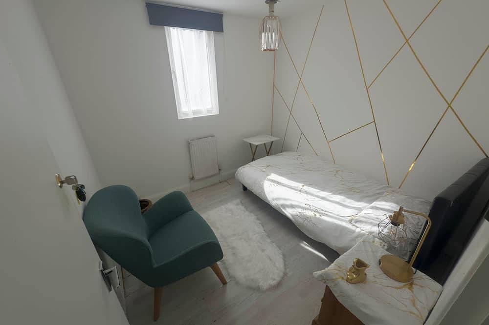 Spacious 4Br Bungalow with Parking Near Spider-Man Filming Locations in London, South East England