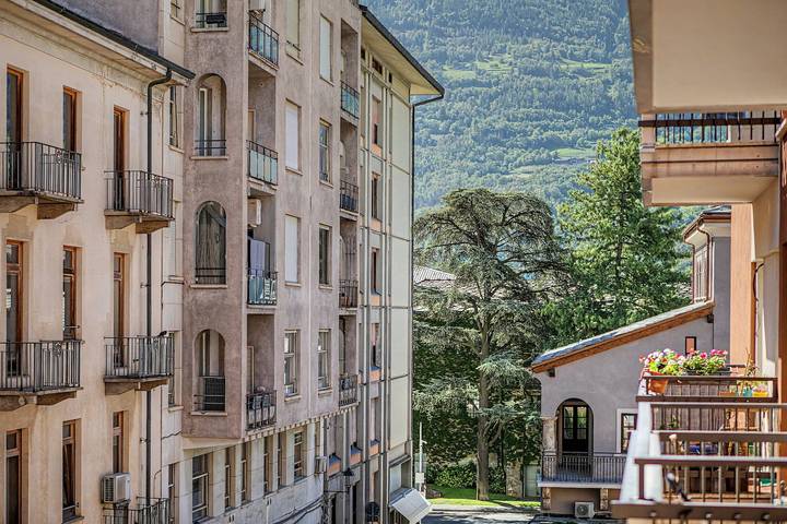 Aluméa – Charming and Relaxing Retreat in Central Aosta with Mountain Views