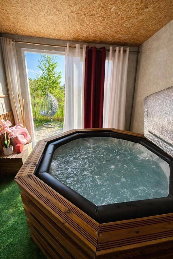 Gîte pour 4 personnes, avec piscine ainsi que jardin et jacuzzi dans Montpouillan