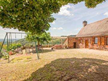 Gîte pour 6 personnes, avec terrasse ainsi que jardin et vue, animaux acceptés à Meyssac