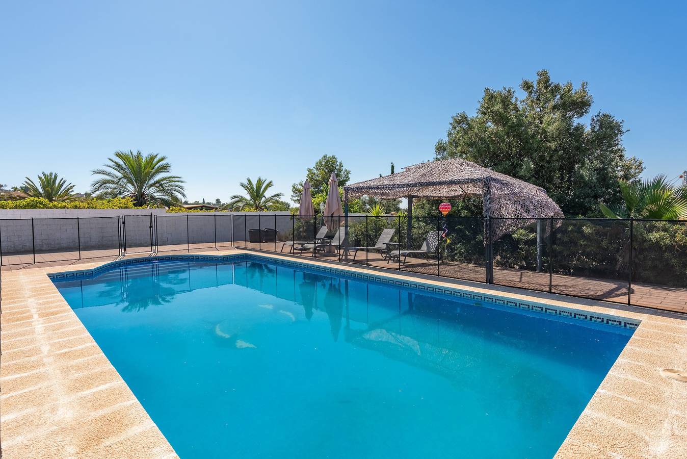Chalet 'La Madriguera' with Mountain Views, Private Pool and Wi-Fi in Estepona, Costa del Sol