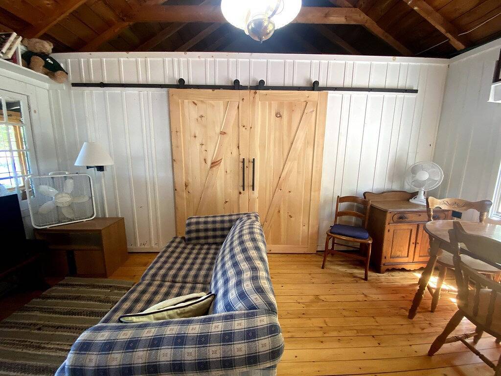 Cabin Rentals And Lodges for 6 Guests in Rideau Lakes, Ontario