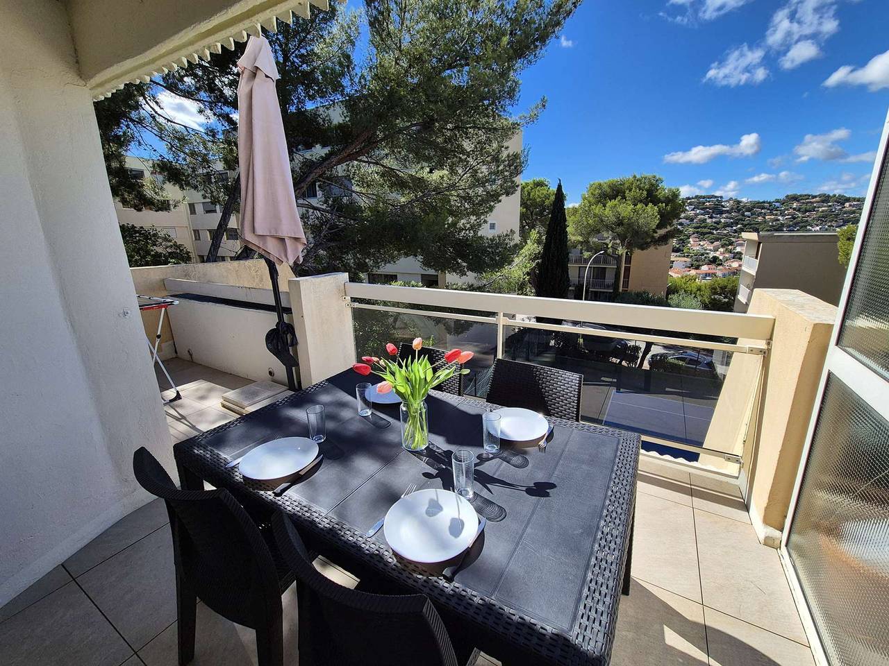 Apartamento vacacional entero, Apartamento climatizado con terraza, parking privado, residencia con piscina. in Saint-Mandrier-sur-Mer, Region de Toulon