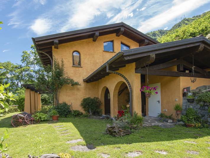 Ferienhaus für 5 Personen, mit Terrasse und Garten sowie Pool und Seeblick in Dongo