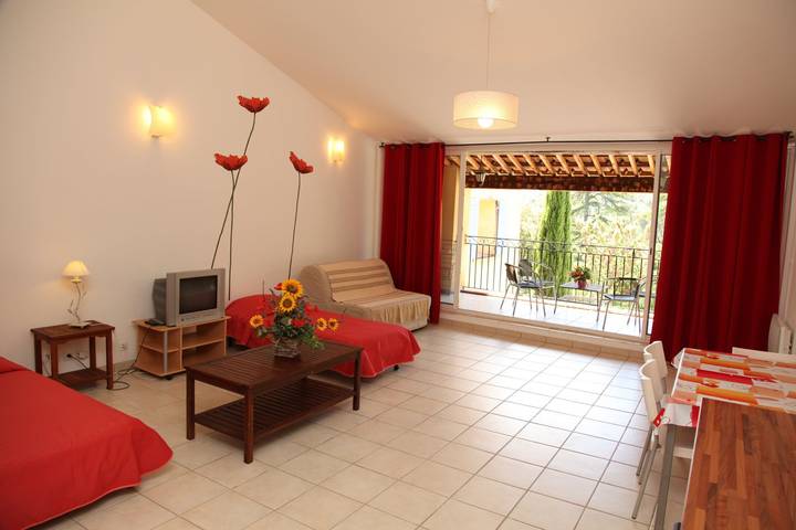Gîte pour 2 personnes, avec terrasse ainsi que jardin et piscine