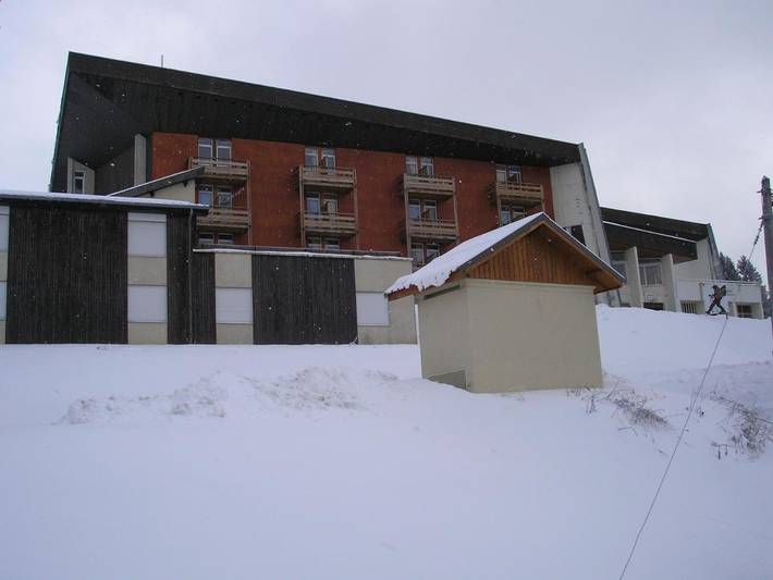 Gîte pour 4 personnes, avec piscine et bassin pour enfant ainsi que terrasse et vue à Allevard - 2