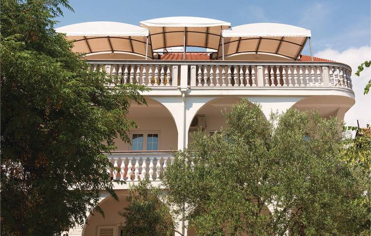 Ganze Ferienwohnung, Gemütliche Ferienwohnung mit Terrasse und WLAN, 2 km vom Strand entfernt in Srima, Šibenik-Knin