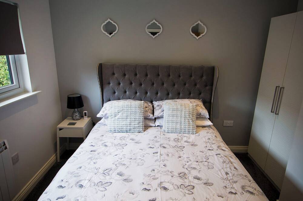 The Hideaway - stunning 3 bedroom lodge with top of the range hot tub in Northumberland National Park