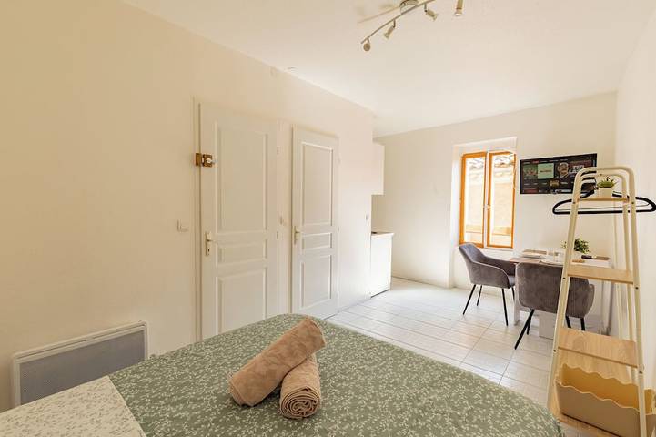 Entire apartment, Studio 3 in Downtown—Air-Conditioned, Wi-Fi, Canal+ in Bédarieux, Béziers region