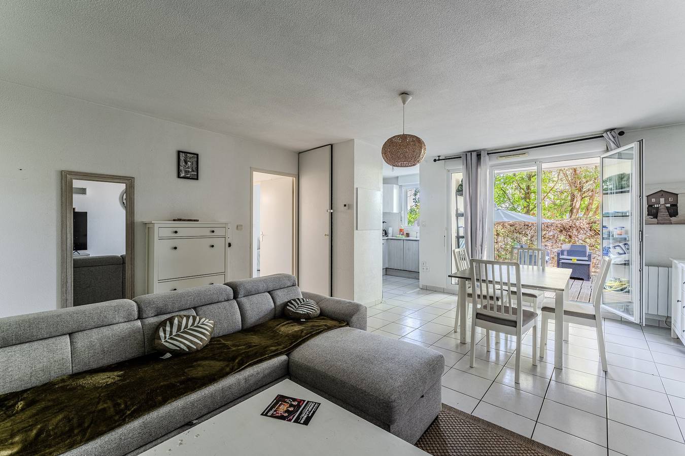 Appartement entier, Appartement 'Proche Bordeaux' avec piscine partagée, terrasse privée et Wi-Fi in Saint-André-de-Cubzac, Région de Blaye
