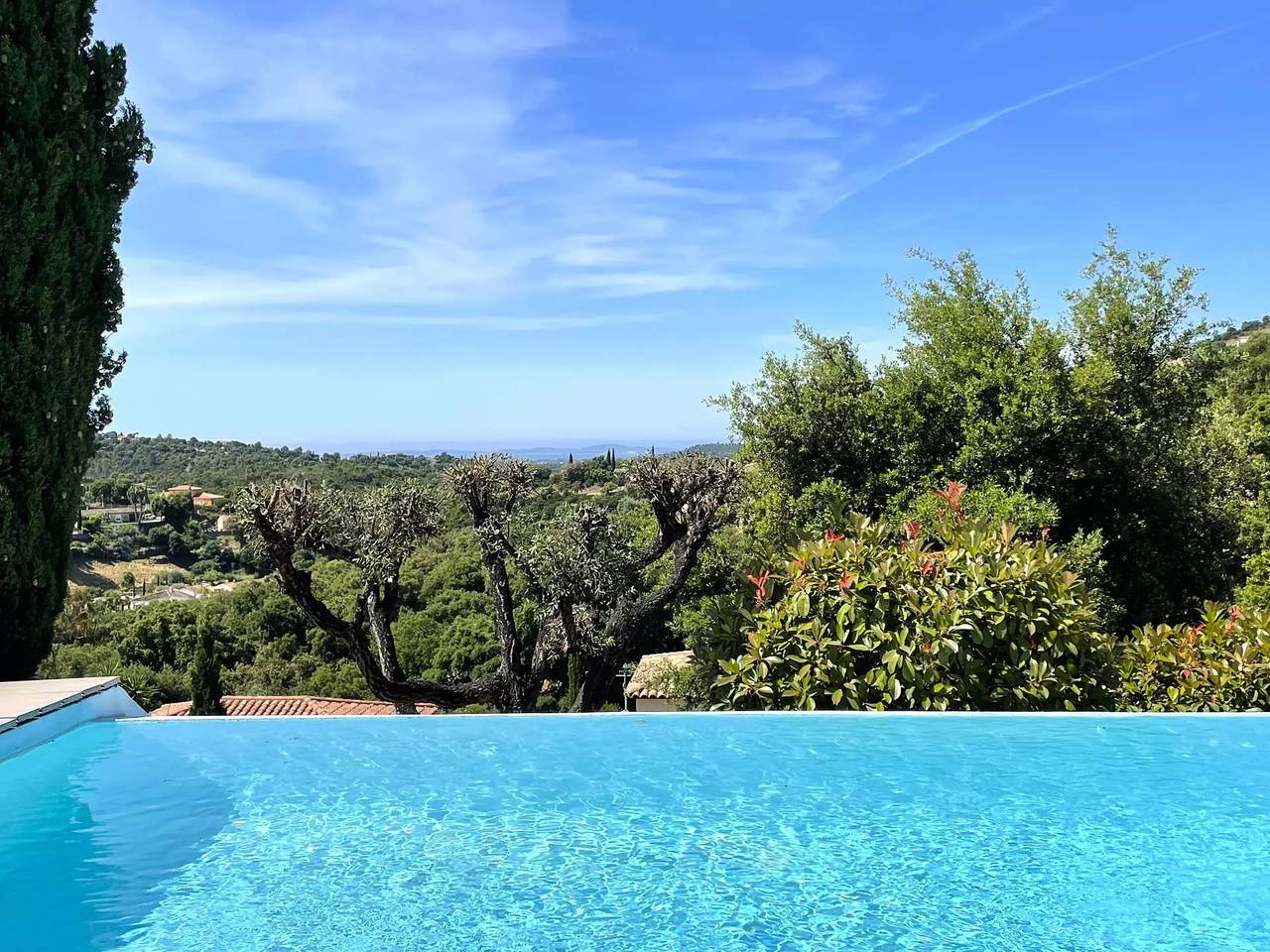 Villa climatisée avec piscine et vue mer pour 8 personnes au cœur du Domaine de Valcros in La Londe-les-Maures, Côte méditerranéenne (France)