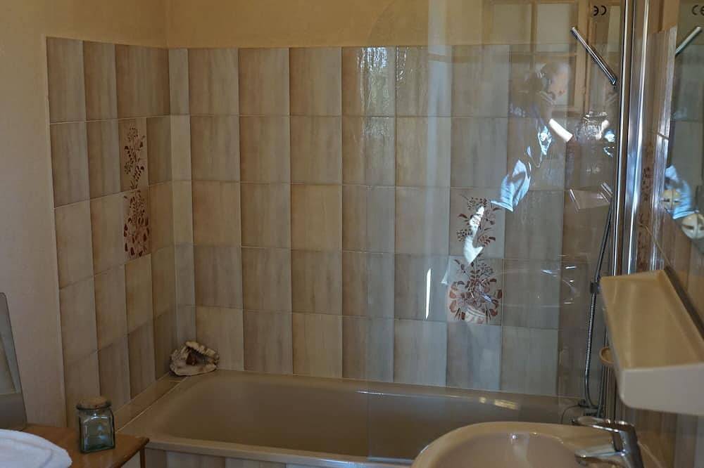 Appartement entier, Appartement ensoleillé avec terrasse, vue sur campagne et piscine privée in Saint-Pargoire, Côte méditerranéenne (France)