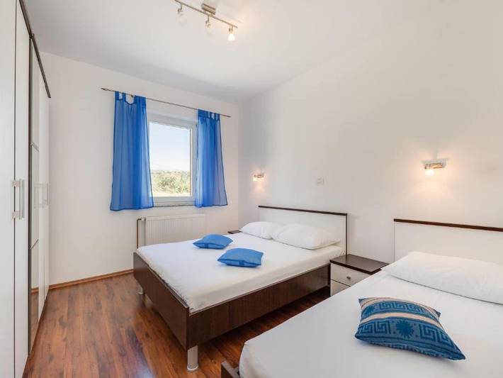 Ferienwohnung für 3 Personen, mit Garten und Pool sowie Balkon, kinderfreundlich in Obrovac - 4