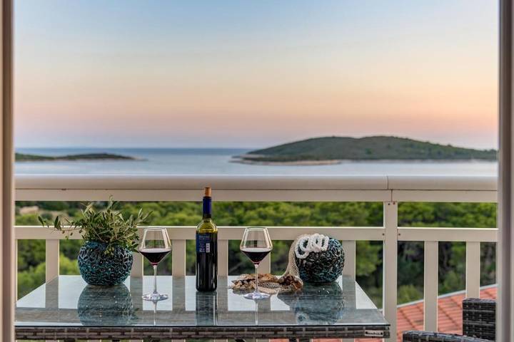 Chambre d’hôte pour 4 personnes, avec Balcon et Terrasse ainsi que Jardin et Vue dans Hvar