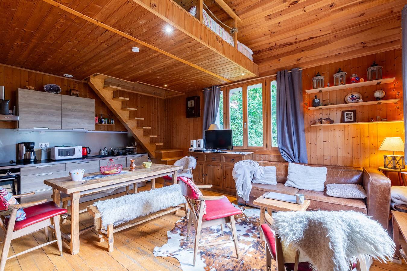 Maison de vacances "Chalet de montagne calme et authentique" avec vue sur la montagne et terrasse in Saint-Pierre-en-Faucigny, Région de Bonneville