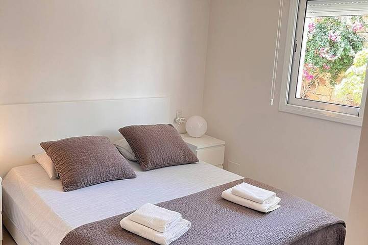Appartement entier, Appartement avec vue sur la mer et accès facile à pied, dans une urbanisation privée in Cala Salionç (Salionç), Salionç