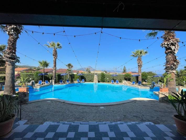 Appart’hôtel pour 4 personnes, avec terrasse et piscine ainsi que jardin et vue