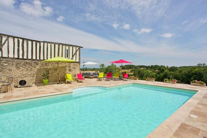 Gîte pour 2 personnes, avec vue ainsi que piscine et jardin à Bourgougnague