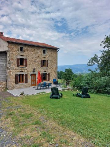 Gîte pour 7 personnes, avec terrasse et jardin dans le Puy-de-Dôme