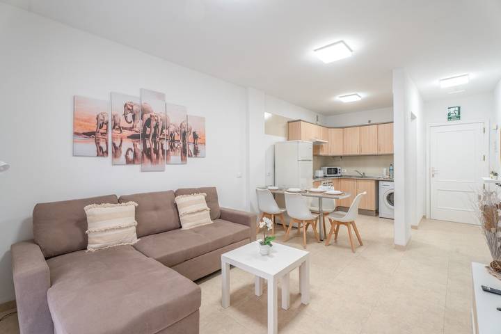 Entire apartment, Vacation Apartment 'Vivienda Carolina' with Mountain View, Shared Pool and Wi-Fi in Punta Larga, Candelaria