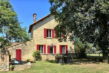 Gîte pour 6 personnes, avec terrasse ainsi que jardin et jacuzzi à Thénac
