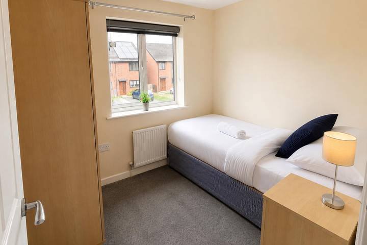 Salford Retreat - Spacious 4 Bedroom House near City Centre | Sleeps 7 in Greater Manchester