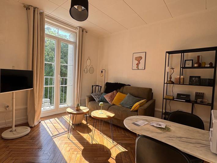 Location de vacances pour 2 personnes, avec Balcon ainsi que Terrasse et Piscine à Aix-les-Bains