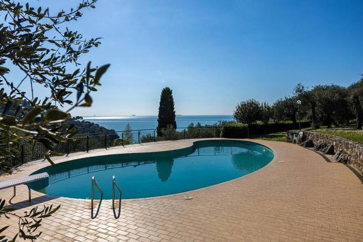 Ferienwohnung für 4 Personen, mit Terrasse und Pool sowie Ausblick
