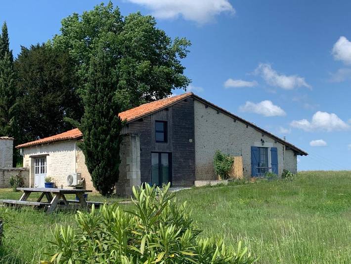 Location de vacances pour 4 personnes, avec terrasse et vue ainsi que piscine et jardin à Juignac