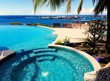 Gîte pour 2 personnes, avec piscine et balcon dans Faa'a
