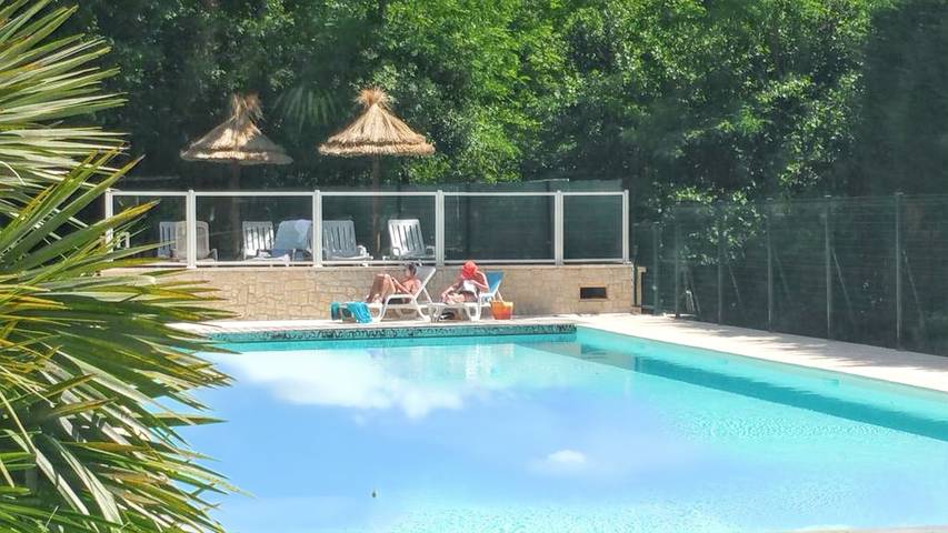 Chalet für 5 Personen, mit Terrasse und Garten sowie Pool - 1