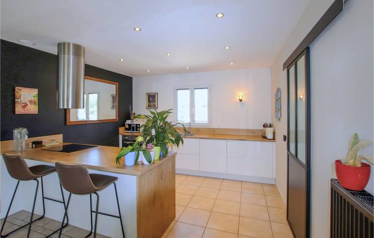 Appartement confortable de 100 m² avec parking, piscine, jardin et WiFi in Montélimar, Région de nyons