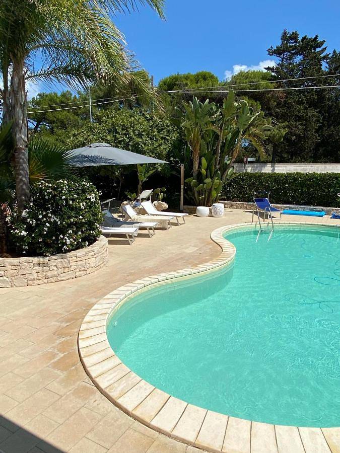 Location de vacances pour 14 personnes, avec Jacuzzi et Terrasse ainsi que Jardin et Piscine à Torre Chianca