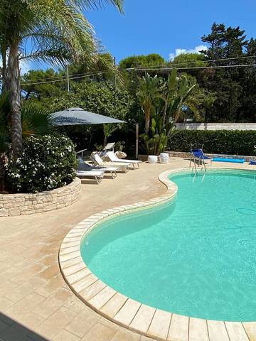 Location de vacances pour 14 personnes, avec piscine ainsi que jardin et jacuzzi à Torre Chianca