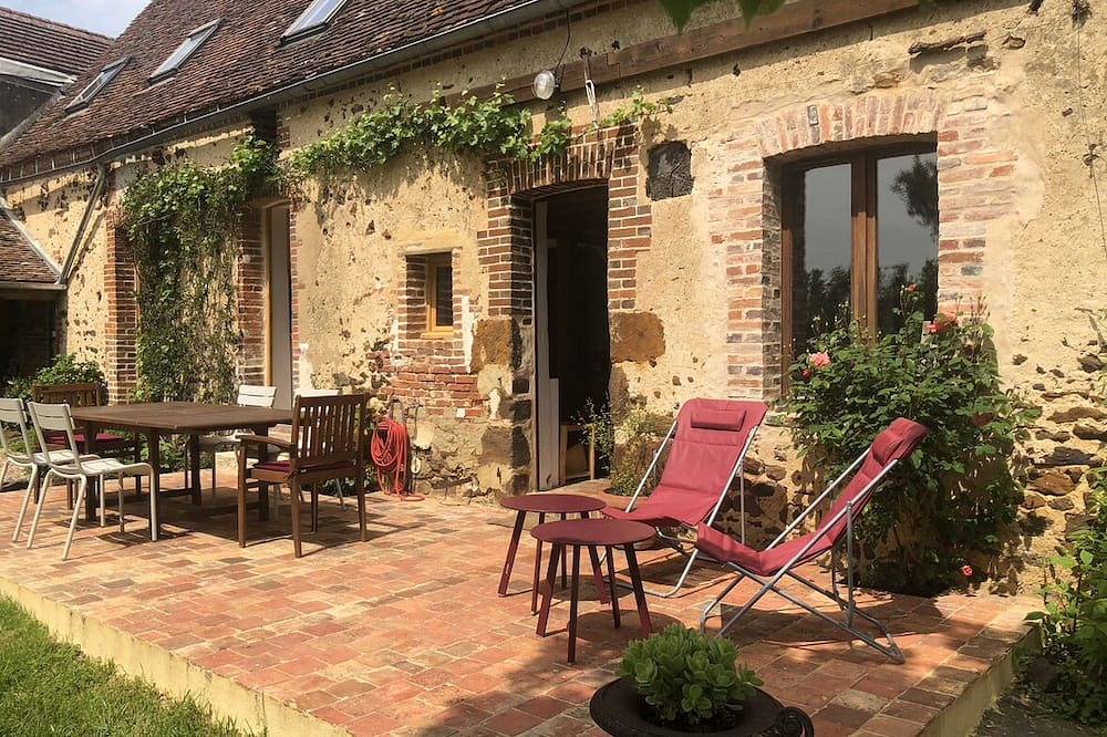 Longère bourguignonne restaurée avec piscine chauffée. in Toucy, Région d'Auxerre