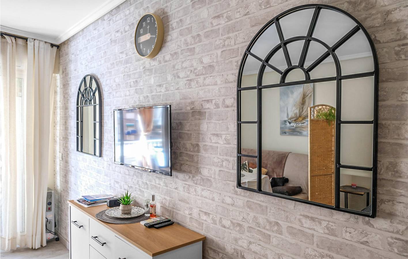 Entire holiday apartment, Beachside Apartment with AC & Terrace in Torrevieja Centre, Torrevieja