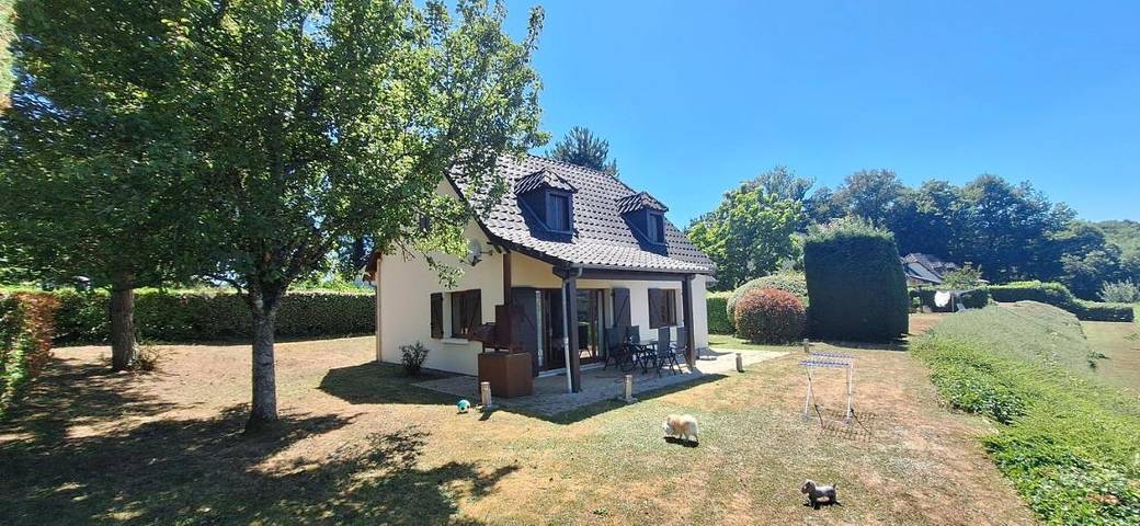 Location de vacances pour 4 personnes, avec jardin ainsi que vue et piscine à Seilhac