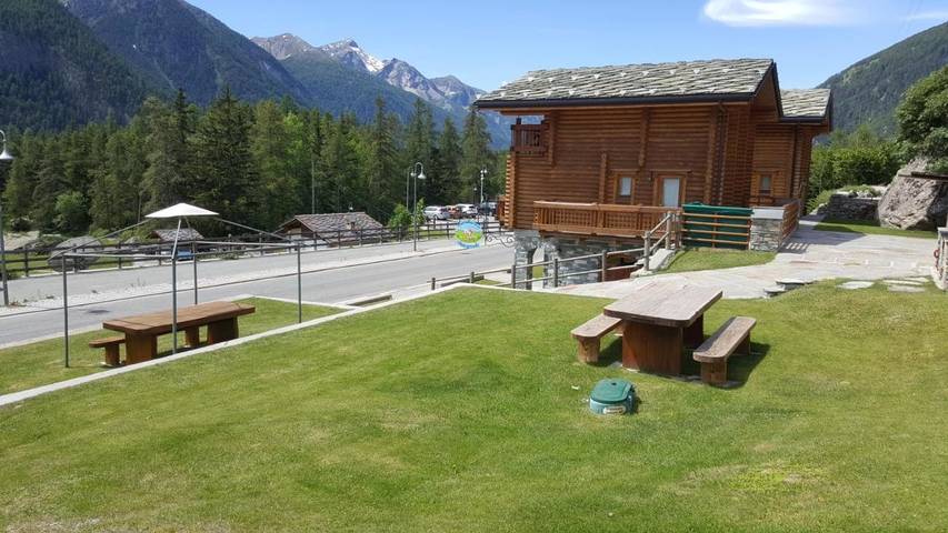 Gîte pour 2 personnes, avec vue ainsi que terrasse et jardin à Bionaz