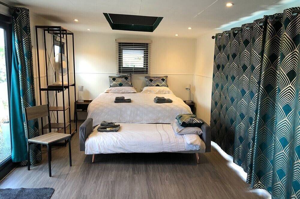 Chalet with Skylight, Patio,Ensuite + Hottub/Sauna in Buckinghamshire