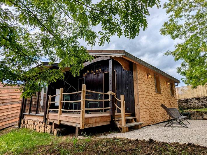 Gîte for 2 people, with hot tub and terrace in France