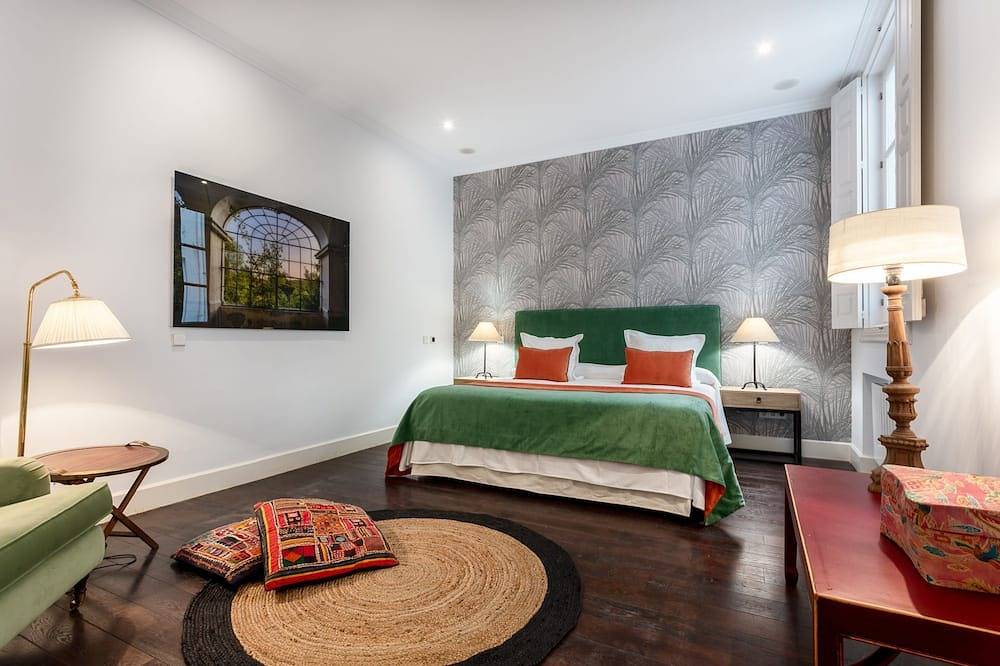 Entire apartment, Elegant Spacious Apartment for 4 High Ceilings & Natural Light Madrid in Centro (Madrid), Madrid