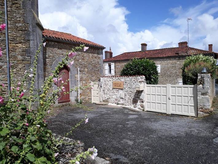 Location de vacances pour 6 personnes, avec piscine ainsi que jardin et vue, adapté aux familles à Saint-Juire-Champgillon - 3