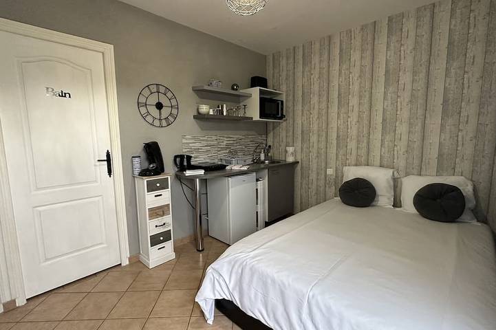 Appartement entier, Studio indépendant dans villa avec piscine. Jaccuzi privatif, à 40 mn des plages in Vidauban, Région de Draguignan