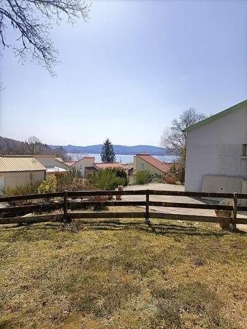 Gîte pour 4 personnes, avec jardin et vue ainsi que vue sur le lac et terrasse à Royère-de-Vassivière