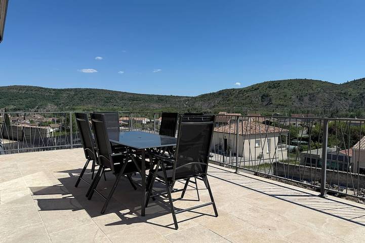 Location de vacances pour 8 personnes, avec terrasse et jardin à Lachapelle-sous-Aubenas