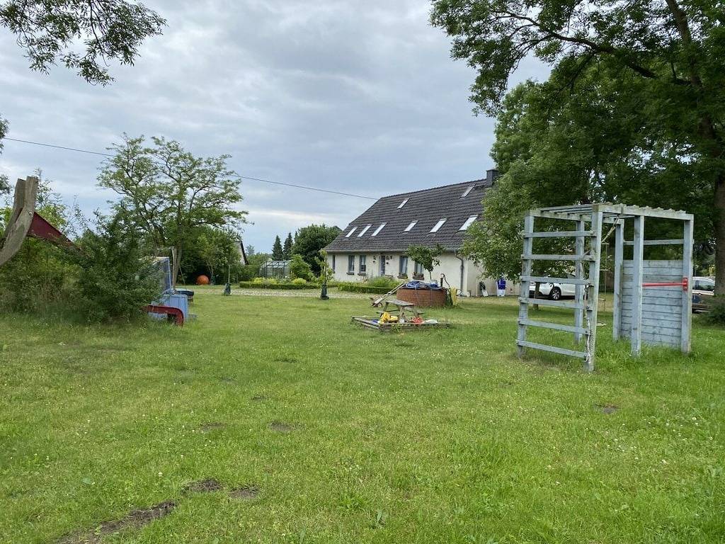 2 mit großem Garten, Spielplatz und Pool in Grabowhöfe, Mecklenburgische Seenplatte