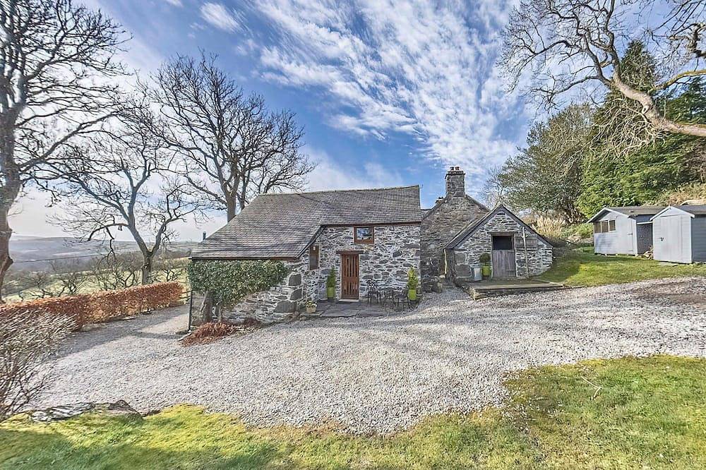 Beautiful 16th Century Ty Cerrig Cottage -set in stunning grounds with great views in Denbighshire