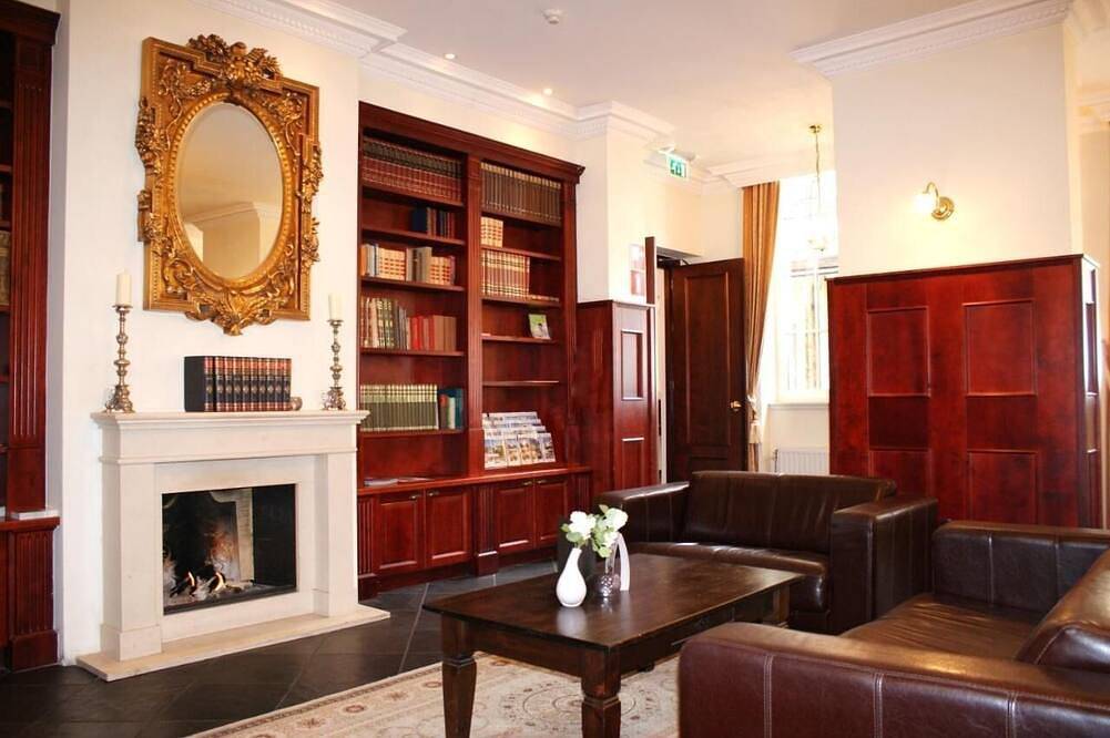 Historic Town Stay – Sluis Room Close to Trails, Shopping & Local Cuisine in Sluis, Zeeuws-Vlaanderen